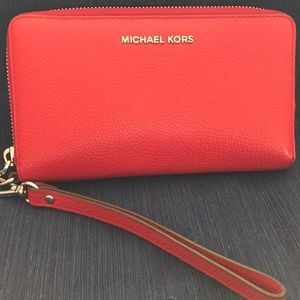 Michael Kors Bags - Michael Kors Wristlet - Excellent Condition Michael Kors Bags - Michael Kors Wristlet - Excellent Condition